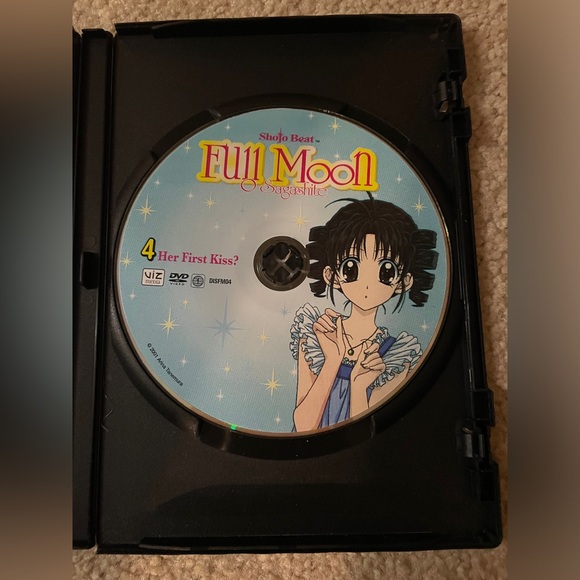 Full Moon 4 her first kiss? - Picture 5 of 8